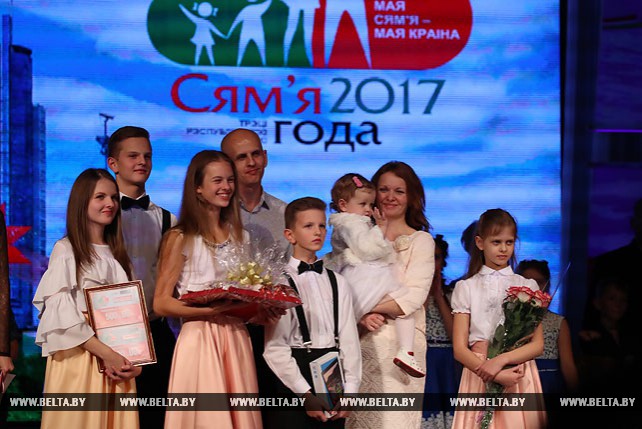 Семья Петрушко из Гомельской области стала обладателем звания "Семья года - 2017"