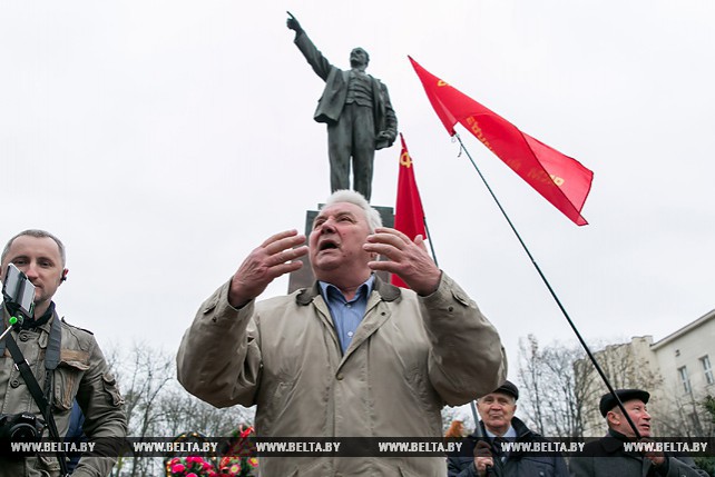 В Бресте возложили цветы и венки к памятнику Ленину