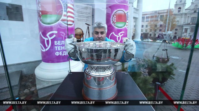 Главный трофей Кубка Федерации по теннису выставили у городской ратуши в Минске