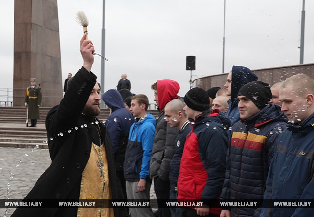 Церемония отправки призывников прошла на площади Славы в Могилеве