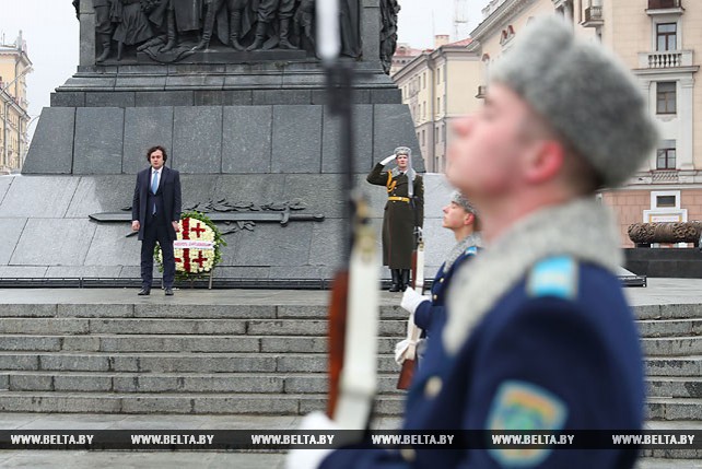 Председатель парламента Грузии возложил венок к монументу Победы в Минске