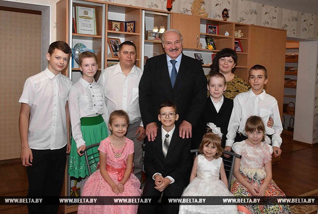 Лукашенко подарил мини-трактор детскому дому семейного типа в Буда-Кошелево