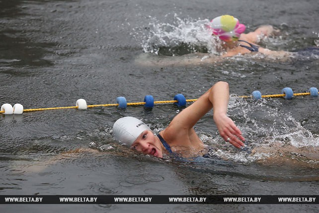 Турнир по зимнему плаванию собрал на озере в Лиде более 60 спортсменов