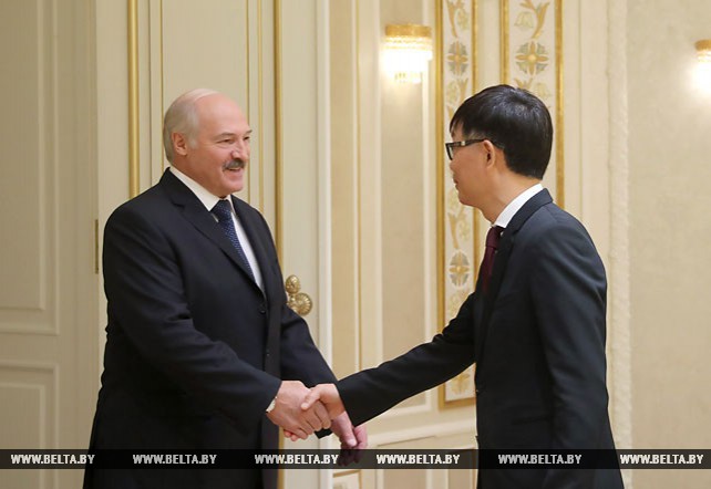 Лукашенко встретился с председателем правления и президентом "Мидеа Груп"