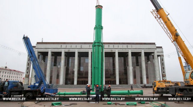 На Октябрьской площади в Минске начался монтаж главной елки Беларуси