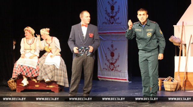 Пожарные-спасатели предстали в роли актеров на сцене Гомельского драмтеатра