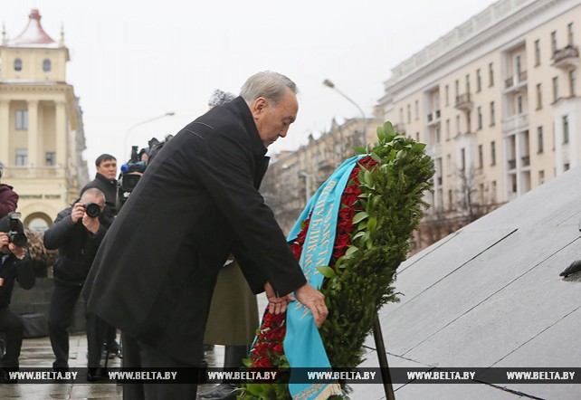 Назарбаев возложил венок к монументу Победы в Минске