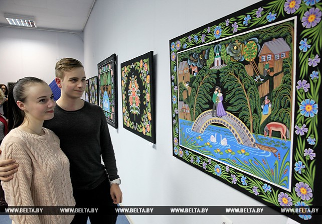 Выставка "Соцветие красок" открылась в Витебске