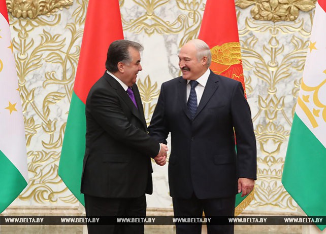 Лукашенко провел переговоры в узком составе с Президентом Таджикистана