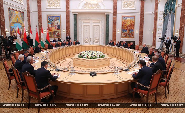 Лукашенко провел переговоры в расширенном составе с Президентом Таджикистана