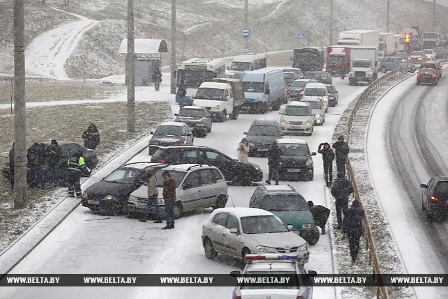 На кольцевой дороге в Гродно столкнулись 14 автомобилей