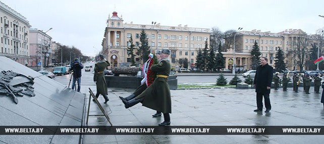 Губернатор Курской области возложил венок к монументу Победы в Минске