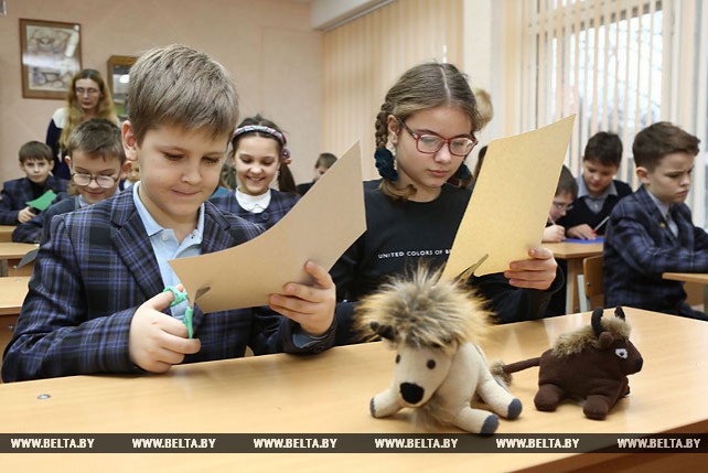 Школьники Гродненской области украсят елки в социально-педагогических центрах игрушками ручной работы