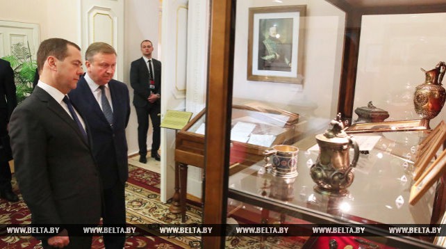Кобяков и Медведев ознакомились с экспозицией Гомельского дворцово-паркового ансамбля