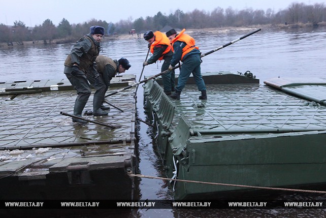 Сводный отряд МЧС и Вооруженных Сил приступил к наведению понтонного моста через Припять