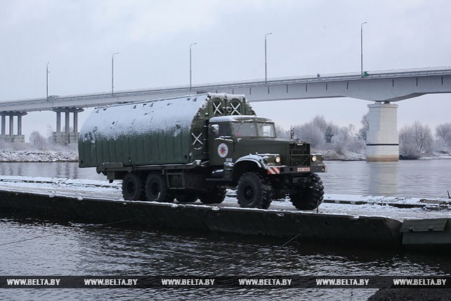 Открыто движение транспорта по понтонному мосту через Припять в районе Житковичей