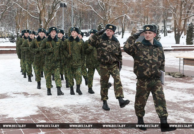 Новому пополнению войсковой части внутренних войск в Витебске вручили боевое оружие