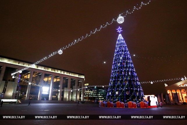 В Минске зажгли огни на новогодних елках