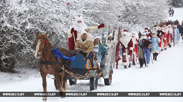 Шествием Дедов Морозов открылся сезон зимних развлечений на Августовском канале