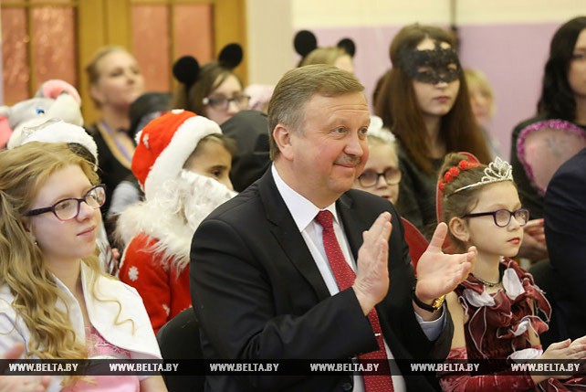 Кобяков вручил новогодние подарки ученикам Молодечненской школы-интерната