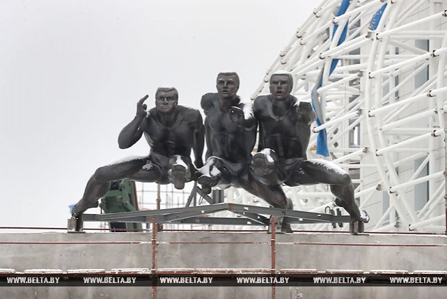 Скульптура "Бег" над входом на стадион "Динамо" вернулась на прежнее место