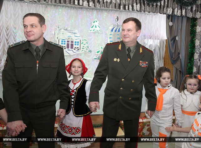 Равков вручил новогодние подарки воспитанникам Андреевского детского дома в Оршанском районе