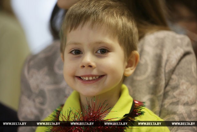 Носкевич вручил новогодние подарки пациентам 3-й детской больницы Минска