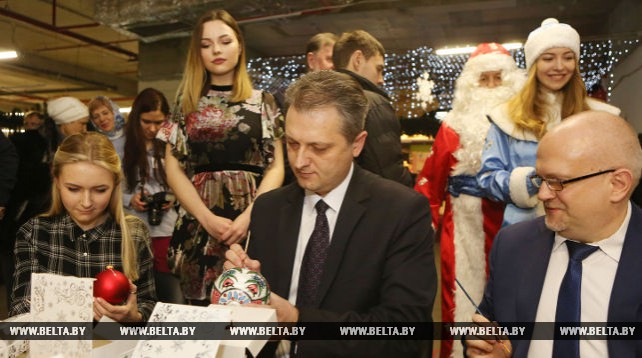 В Минске расписали елочные шары для детдомов