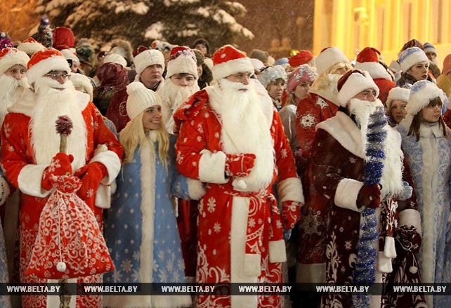 Около 1,5 тыс. участников собрало праздничное шествие Дедов Морозов в Витебске