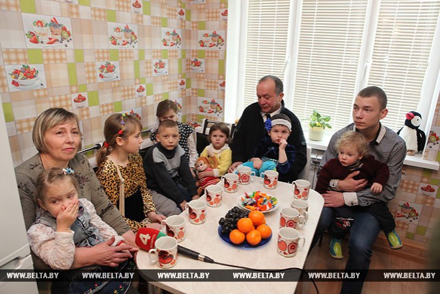 В новом доме встретят 2018 год семья Казаченко из Гомеля и девять приемных детей