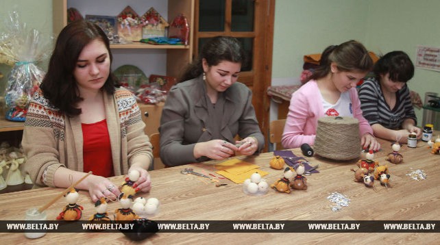 Более пятисот новогодних украшений изготовили учащиеся могилевского колледжа