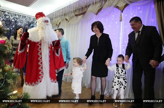 Кочанова вручила подарки воспитанникам минского детского дома "Семь Я"