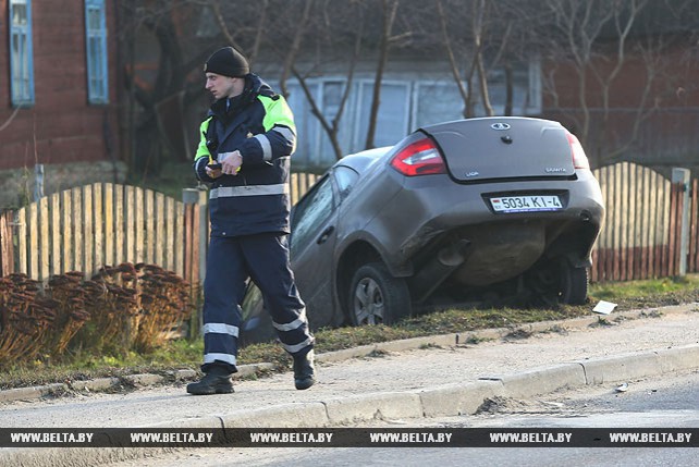 В результате ДТП в Гродно легковой автомобиль попал в придорожный ров