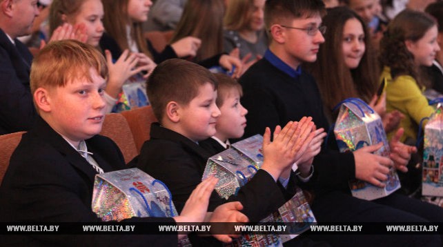 Около 500 детей получили сладкие подарки на губернаторской елке в Могилеве