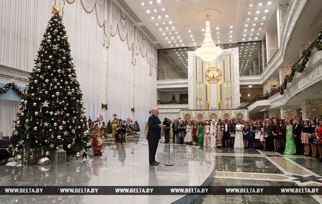 Лукашенко провел новогоднюю встречу с лучшими учащимися страны
