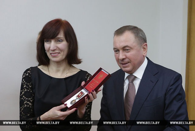 Макей вручил медаль Франциска Скорины директору Рижской белорусской школы