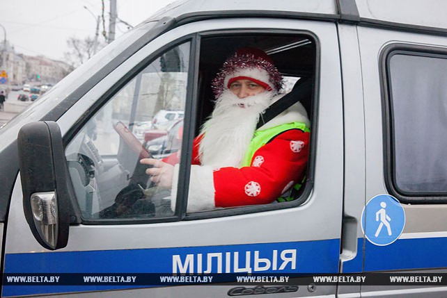 Дороги Витебска патрулирует Дед Мороз