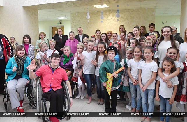 Ученики Острошицко-Городокской школы организовали для жителей дома-интерната "Новогодний огонек"