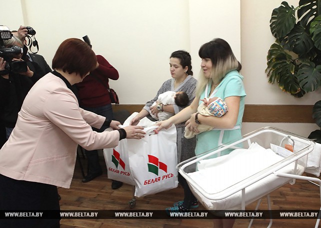 Активисты "Белой Руси" поздравили в роддомах Гомеля женщин, ставших мамами 1 января