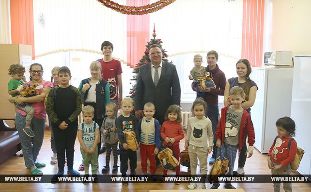Новогодние подарки от Президента вручены пациентам 3-й детской больницы Минска