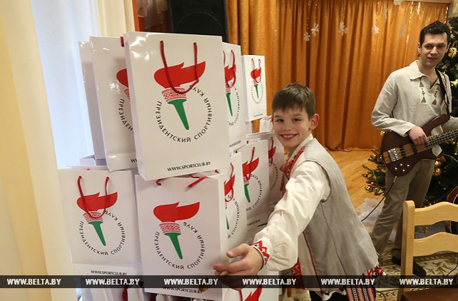 Участники Рождественского турнира по хоккею вручили подарки воспитанникам минского детдома №5