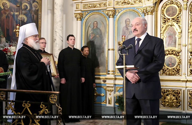 Лукашенко зажег рождественскую свечу в Свято-Духовом кафедральном соборе Минска