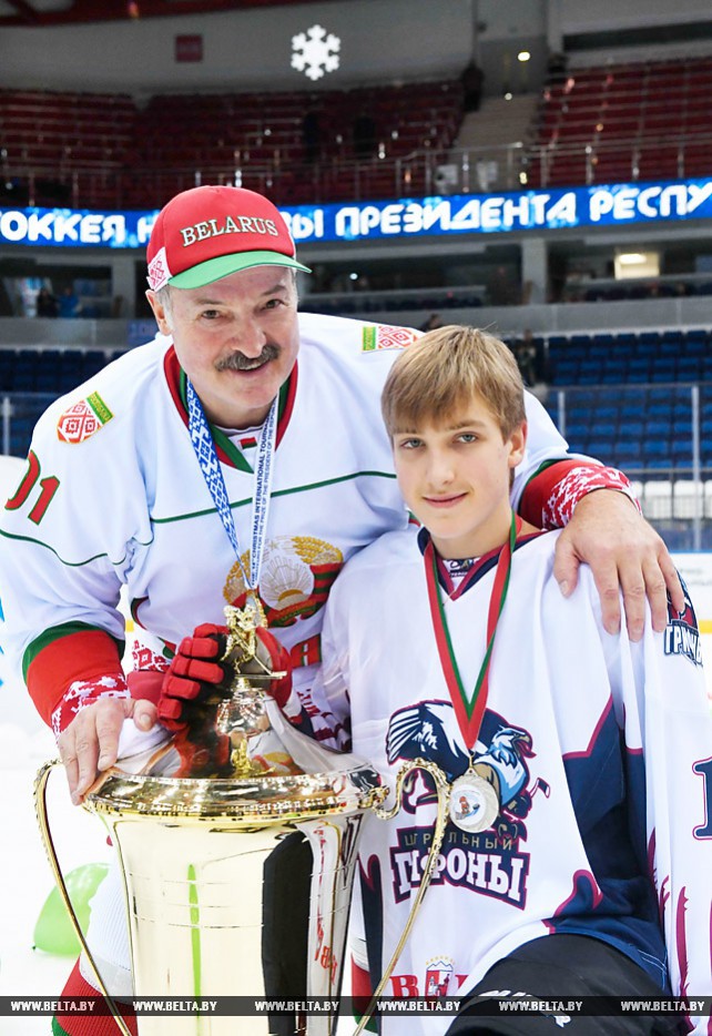 Лукашенко поздравил победителей и призеров "Золотой шайбы"