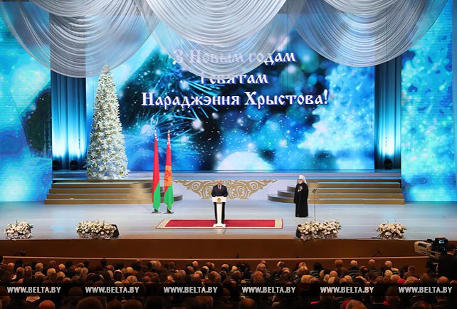 Лукашенко вручил премии "За духовное возрождение" и спецпремии 2017 года
