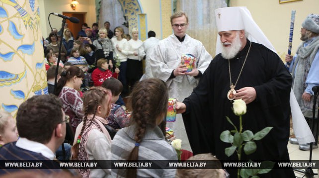 Митрополит Павел вручил в Гродно подарки детям с ограниченными возможностями