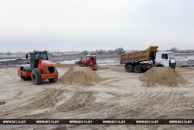 Более 60 единиц автомобильной техники ежедневно выходит на отсыпку дамбы через реку Припять