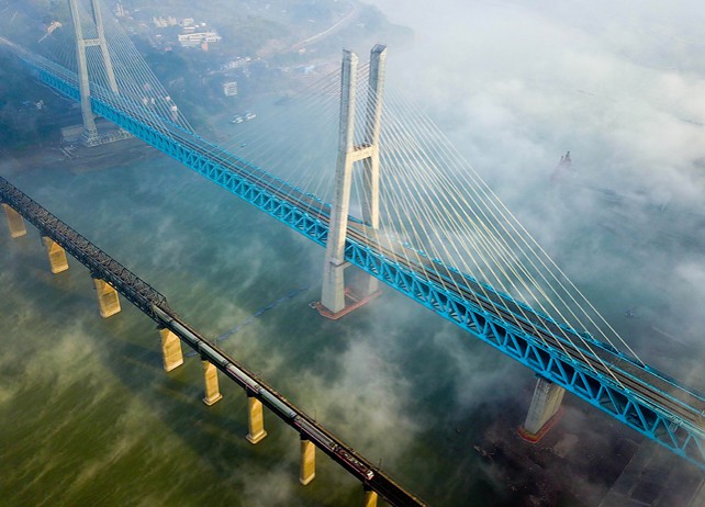 В Китае построен первый в мире двухъярусный 6-колейный мост