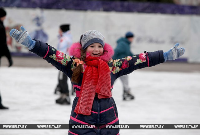 Ледовые катки начали работать на площади Победы в Витебске