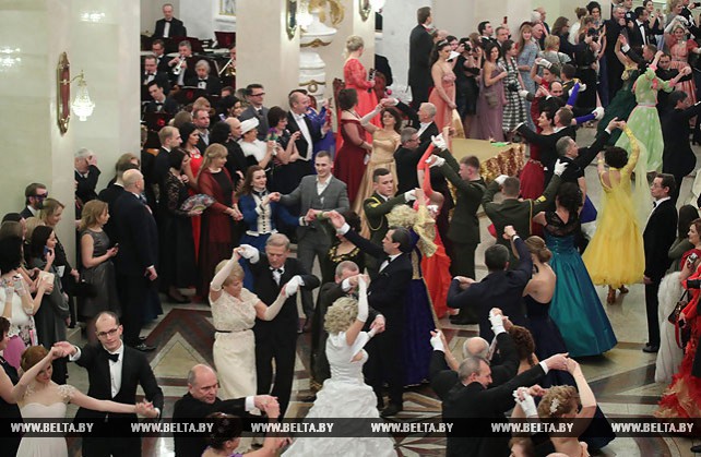 Бал собрал гостей в Большом театре Беларуси на старый Новый год