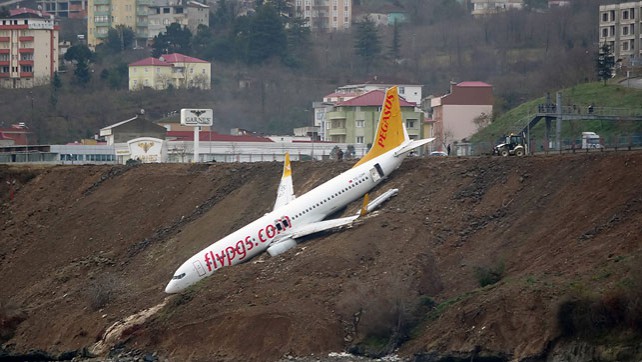 Самолет скатился с обрыва возле аэропорта турецкого города Трабзон